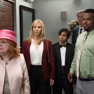 TABLE 19, L-R: JUNE SQUIBB, LISA KUDROW, TONY REVOLORI, STEPHEN MERCHANT, CRAIG ROBINSON, 2017.  PH: JACE DOWNS/TM & COPYRIGHT © FOX SEARCHLIGHT PICTURES. ALL RIGHTS RESERVED.