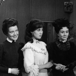 THREE SISTERS, Jeanne Watts, Louise Purnell, Joan Plowright, 1970
