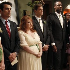 Modern Family, from left: Julie Bowen, Ty Burrell, Dana Powell, Colin Hanlon, Kevin Daniels, Rodrigo Rojas, 'The Wedding, Part 2', Season 5, Ep. #24, 05/21/2014, ©ABC