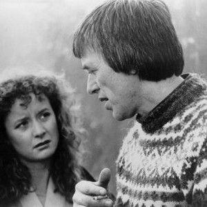 THE QUIET EARTH, (FROM LEFT): ALISON ROUTLEDGE, DIRECTOR GEOFF MURPHY ON-SET, 1985. ©SKOURAS PICTURES