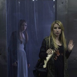 American Horror Story, Taissa Farmiga (L), Emma Roberts (R), 10/05/2011, ©FX