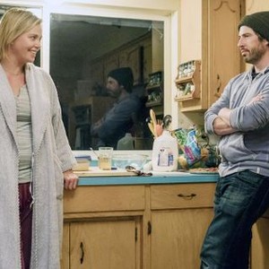 TULLY, FROM LEFT: CHARLIZE THERON, DIRECTOR JASON REITMAN, ON SET, 2018. PH: KIMBERLY FRENCH/© FOCUS FEATURES