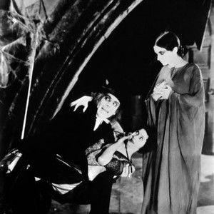 LONDON AFTER MIDNIGHT, from left: Lon Chaney, Marceline Day, Edna Tichenor, 1927