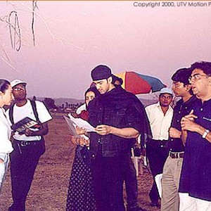 Khalid Mohammed,  Hrithik Roshan,  Karisma Kapoor  and  the unit of 'Fiza'. photo 12
