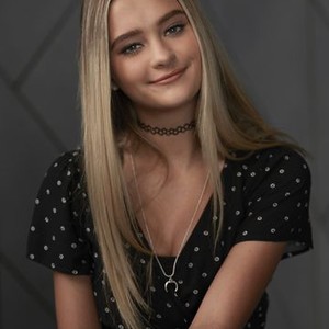 Lizzy Greene as Sophie.