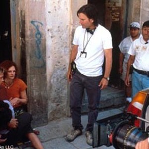Director GORE VERBINSKI (standing center) gives some direction to stars BRAD PITT (left) and JULIA ROBERTS on the set of DreamWorks Pictures' THE MEXICAN.
