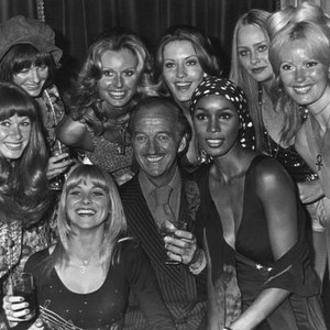 VAMPIRA, (aka OLD DRACULA), (front row), Veronica Carlson, David Niven, Teresa Graves, Linda Hayden, 1974
