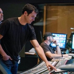 THE MOUNTAIN BETWEEN US, COMPOSER RAMIN DJAWADI CONDUCTING FILM SCORE, 2017. PH: BRET HARTMAN/TM AND COPYRIGHT ©20TH CENTURY FOX FILM CORP. ALL RIGHTS RESERVED