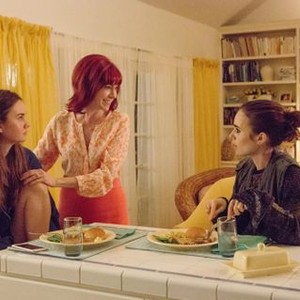 TO THE BONE, FROM LEFT: LIANA LIBERATO, CARRIE PRESTON, LILY COLLINS, 2017. PH: GILLES MINGASSON/© NETFLIX