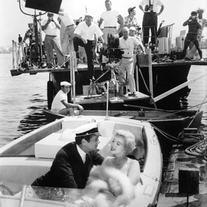 SOME LIKE IT HOT, Tony Curtis, Marilyn Monroe, Billy Wilder (w/ film crew), 1959