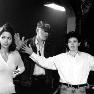 THE RICH MAN'S WIFE, Halle Berry, director of photography Haskell Wexler, writer/director Amy Holden Jones on set, 1996, (c)Buena Vista Pictures