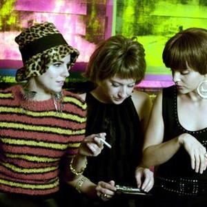 FACTORY GIRL, from left: Sienna Miller as Edie Sedgwick, Tara Summers, Mena Suvari, 2006. ©Weinstein Company