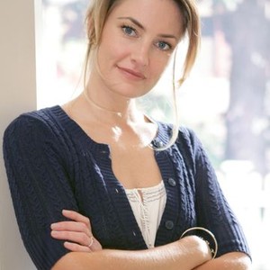 Mädchen Amick as Angie Spivey