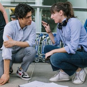 THE SUN IS ALSO A STAR, ON-SET, L TO R: CHARLES MELTON, RY RUSSO-YOUNG (DIRECTOR), 2019. PH: ATSUSHI NISHIJIMA/© WARNER BROS.