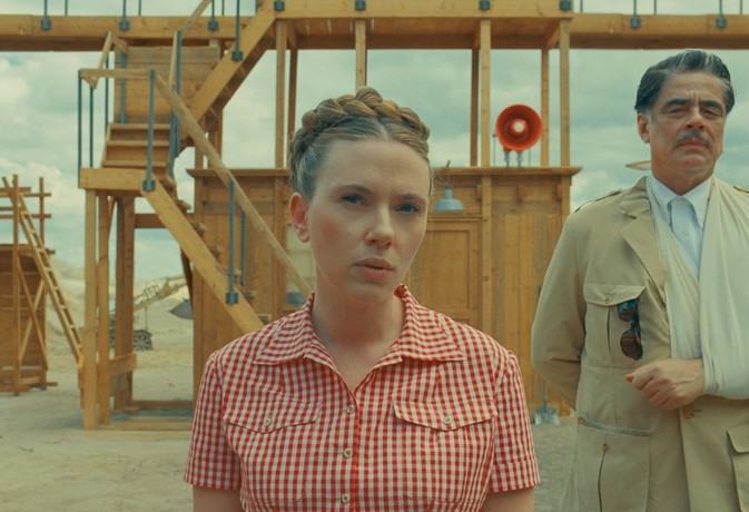 Cousin Hilda (Scarlett Johansson) and Zsa-zsa (Benicio Del Toro), in the "The Phoenician Scheme." (Focus Features/Universal Pictures)