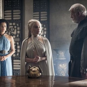 Game of Thrones, Nathalie Emmanuel (L), Emilia Clarke (C), Ian McElhinney (R), 'The Wars to Come', Season 5, Ep. #1, 04/12/2015, ©HBOMR