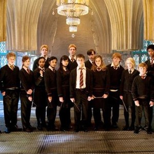 HARRY POTTER AND THE ORDER OF THE PHOENIX, Daniel Radcliffe (center, front), Bonnie Wright (third from left), Katie Leung (seventh from left), Emma Watson (fifth from right), Rupert Grint (fourth from right), Evanna Lynch (third from right), Alfred Enoch (