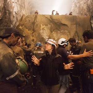 THE 33, (aka LOS 33), director Patricia Riggen (center), 2015./©Warner Brothers