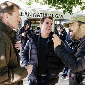 JACK REACHER: NEVER GO BACK, from left: author Lee Child, Tom Cruise, director Edward Zwick, on set, 2016. ph: David James/© Paramount