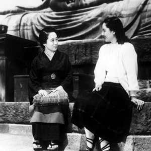 EARLY SUMMER, (aka BAKUSHU), Haruko Sugimura, Setsuko Hara, at the Great Buddha of Kamakura, 1951