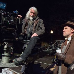 LIVE BY NIGHT, FROM LEFT: CINEMATOGRAPHER ROBERT RICHARDSON, DIRECTOR BEN AFFLECK, ON SET, 2016. PH: CLAIRE FOLGER/© WARNER BROS.