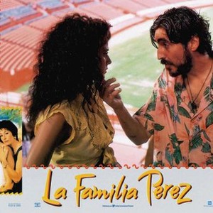 THE PEREZ FAMILY, (aka LA FAMILIA PEREZ), bottom left from left: Marisa Tomei, Alfred Molina, Anjelica Huston, center from left: Trini Alvarado, Alfred Molina, 1995, © Samuel Goldwyn