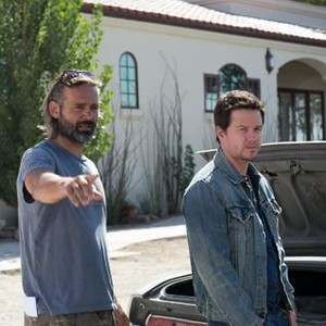 2 GUNS, (aka TWO GUNS), from left: director Baltasar Kormakur, Mark Wahlberg, on set, 2013. ph: Patti Perret/©Universal Pictures