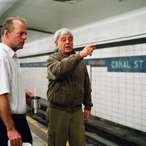 16 BLOCKS, Bruce Willis, director Richard Donner, on set, 2006, ©Warner Bros.