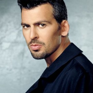 Oded Fehr as Frank Donovan