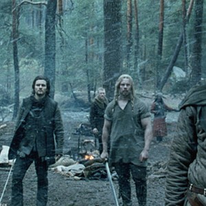Godfrey of Ibelin (Liam Neeson, foreground) is alerted to a possible attack, as Hospitaler (David Thewlis, left), Balian (Orlando Bloom) and Odo (Jouko Ahola) await his instructions.