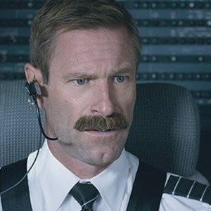 Aaron Eckhart as Jeff Skiles in "Sully." photo 2