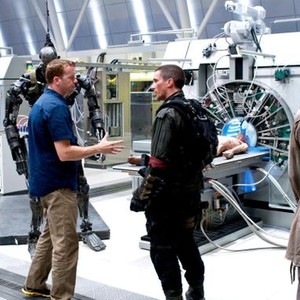 TERMINATOR SALVATION, from left: director McG, Christian Bale, on set, 2009. Ph: Richard Foreman Jr./©Warner Bros.
