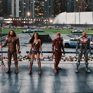 JUSTICE LEAGUE, FROM LEFT: JASON MOMOA AS AQUAMAN, GAL GADOT AS WONDER WOMAN, EZRA MILLER AS THE FLASH, RAY FISHER AS CYBORG, 2017. © WARNER BROS. PICTURES