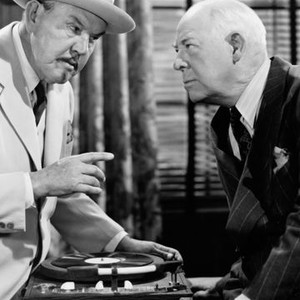 The Scarlet Clue (1945) photo 10