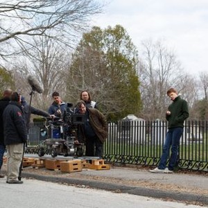 MANCHESTER BY THE SEA, DIRECTOR KENNETH LONERGAN (FRONT CENTER), ON SET, 2016. PH: CLAIRE FOLGER/© ROADSIDE ATTRACTIONS