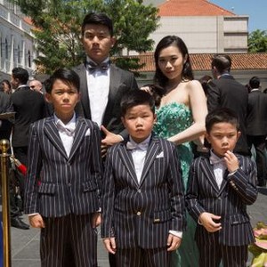 CRAZY RICH ASIANS, BACK FROM LEFT: RONNY CHIENG, VICTORIA LOKE, 2018. PH: SANJA BUCKO/© WARNER BROS. PICTURES