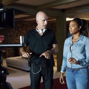 BREAKING IN, FROM LEFT: JAMES MCTEIGUE, GABRIELLE UNION, ON SET, 2018. PH: HILARY BRONWYN GAY/© UNIVERSAL