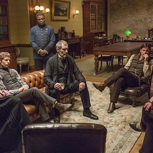 Eva Green as Vanessa Ives, Harry Treadaway as Dr. Victor Frankenstein, Danny Sapani as Sembene, Timothy Dalton as Sir Malcolm, Josh Hartnett as Ethan Chandler and Simon Russell Beale as Ferdinand Lyle in Penny Dreadful (season 2, episode 2). - Photo: Jonathan Hession/SHOWTIME