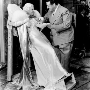 DINNER AT EIGHT, Jean Harlow, George Cukor, 1933, relaxing on the set