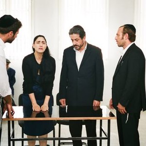 GETT: THE TRIAL OF VIVIANE AMSALEM, (aka GETT,aka LE PROCES DE VIVIANE AMSALEM), Ronit Elkabetz (hands on table), Menashe Noy (center), Sasson Gabai (right), 2014. ©Music Box Films