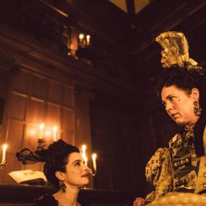 THE FAVOURITE, FROM LEFT: RACHEL WEISZ, OLIVIA COLMAN, 2018. PH: YORGOS LANTHIMOS/TM & COPYRIGHT © FOX SEACHLIGHT PICTURES. ALL RIGHTS RESERVED.