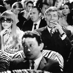 THE PRESIDENT'S ANALYST, James Coburn and Joan Delaney, 1967.