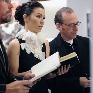Work of Art: The Next Great Artist, China Chow (L), Jerry Saltz (R), 'Judging a Book by Its Cover', Season 1, Ep. #3, 06/23/2010, ©BRAVO