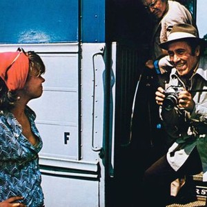 THE WAR BETWEEN MEN AND WOMEN, Barbara Harris (left), Jason Robards (with camera), Jack Lemmon (rear), 1972
