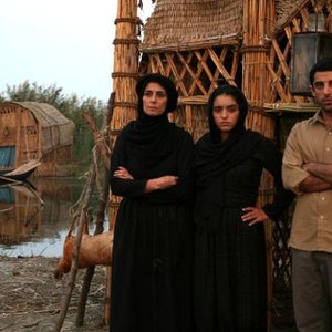 DAWN OF THE WORLD, (aka L'AUBE DU MONDE), from left: Hiam Abbass, Hafsia Herzi, Karim Saleh, 2008. ©Rezo Films