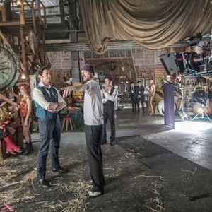 THE GREATEST SHOWMAN, FOREGROUND L-R: HUGH JACKMAN, DIRECTOR MICHAEL GRACEY, STANDING REAR CENTER: ZAC EFRON ON SET, 2017. PH: NIKO TAVERNISE/TM & COPYRIGHT ©TWENTIETH CENTURY FOX FILM CORP. ALL RIGHTS RESERVED