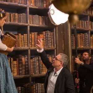BEAUTY AND THE BEAST, FRONT, FROM LEFT: EMMA WATSON, DIRECTOR BILL CONDON, ON SET, 2017. PH: LAURIE SPARHAM/© WALT DISNEY PICTURES