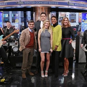 Good Morning America, from left: George Stephanopoulos, Josh Elliott, Ellie Goulding, Robin Roberts, Lara Spencer, 'Season', ©ABC