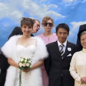 MON FRERE SE MARIE, (aka MY BROTHER IS GETTING MARRIED), Delphine Chuillot, Michele Rohrbach, Cyril Troley (back), Aurore Clement, Quoc Dung Nguyen, Man Thu, Jean-Luc Bideau (back), Thanh An, 2006. ©Box Productions