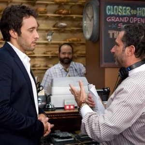 THE BACK-UP PLAN, from left: Alex O'Loughlin, director  Alan Poul, on set, 2010. ©CBS Films